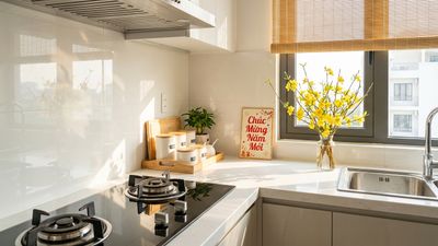 Bí Quyết Tẩy Sạch Bếp Trước Tết: Hết Vết Dầu Mỡ Chỉ 30 Phút