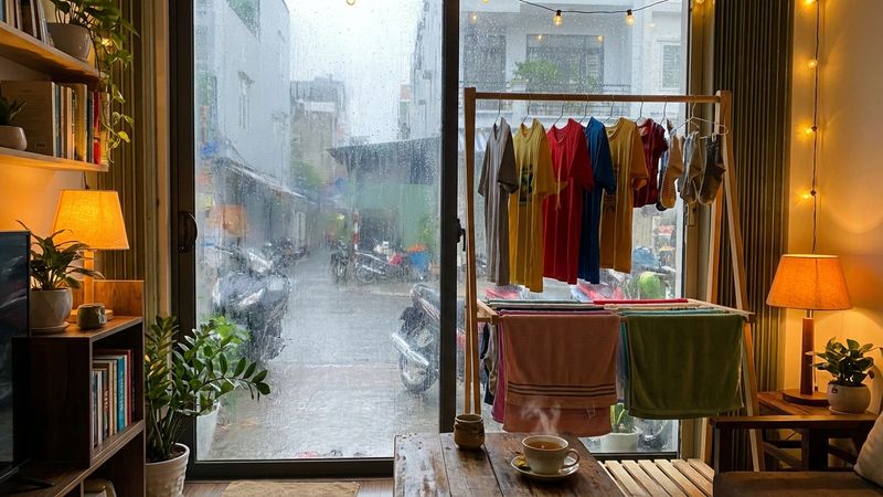 Cách phơi quần áo mùa mưa không bị hôi: 6 quy tắc vàng