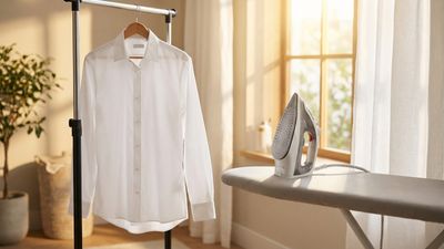 Cách ủi quần áo nhanh, phẳng cho người bận rộn - 10 phút xong cả rổ