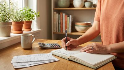 Cách lập ngân sách chi tiêu gia đình cho nội trợ: 6 bước đơn giản