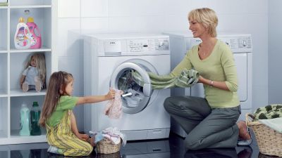 Nước giặt hay bột giặt: chọn gì cho máy giặt cửa ngang?