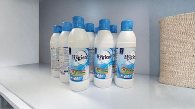 Nước tẩy Hygiene có tẩy mốc được không? Cách dùng đúng để hết mốc mà không hại vải